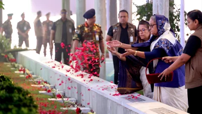 বুধবার সকলে রাজধানীর বনানী কবরস্থানে শেখ রাসেলসহ ১৫ আগস্ট নিহত শহীদদের কবরে ফুলের পাঁপড়ি ছিটান প্রধানমন্ত্রী শেখ হাসিনা ও তার ছোট বোন শেখ রেহানা। ছবি: প্রধানমন্ত্রীর প্রেস উইং
