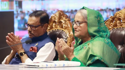 বৃহস্পতিবার সকালে রাজধানীর তেজগাঁওয়ের সড়ক ভবনে ১৫০টি সেতু ও ১৪টি ওভার পাস উদ্বোধন শেষে দোয়া ও মোনাজাতে অংশগ্রহণ করেন প্রধানমন্ত্রী ও আওয়ামী লীগ সভানেত্রী শেখ হাসিনা এবং দলটির সাধারণ সম্পদক ওবায়দুল কাদের। ছবি: ফোকাস বাংলা
