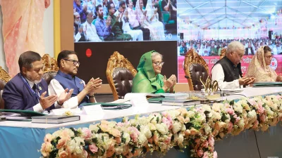 বৃহস্পতিবার সকালে রাজধানীর তেজগাঁওয়ের সড়ক ভবনে ১৫০টি সেতু ও ১৪টি ওভার পাস উদ্বোধনী অনুষ্ঠানে উপস্থিত ছিলেন প্রধানমন্ত্রী ও আওয়ামী লীগ সভানেত্রী শেখ হাসিনা, দলটির সাধারণ সম্পদক ওবায়দুল কাদের এবং স্বরাষ্ট্রমন্ত্রী আসাদুজ্জামান খান কামাল। ছবি: ফোকাস বাংলা