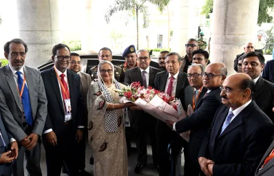 শনিবার সুপ্রিম কোর্টের বার কাউন্সিলের নতুন ভবন উদ্বোধন প্রধানমন্ত্রী শেখ হাসিনাকে ফুলেল শুভেচ্ছ জানানো হয়। এ সময় উপস্থিত ছিলেন আইনমন্ত্রী ব্যারিস্টার আনিসুল হক, অ্যাটর্নি জেনারেল আবু মোহাম্মদ আমিন উদ্দিনসহ আরও অনেকে। ছবি: প্রধানমন্ত্রীর প্রেস উইং