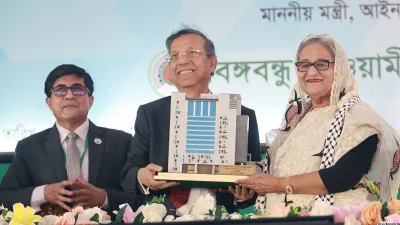 আইনমন্ত্রী আনিসুল হকের সঙ্গে সহাস্য প্রধানমন্ত্রী শেখ হাসিনা। ছবি: ফোকাস বাংলা