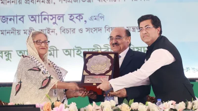 ঢাকা দক্ষিণ সিটির মেয়র ফজলে নূর তাপসের সঙ্গে প্রধানমন্ত্রী শেখ হাসিনা। ছবি: ফোকাস বাংলা