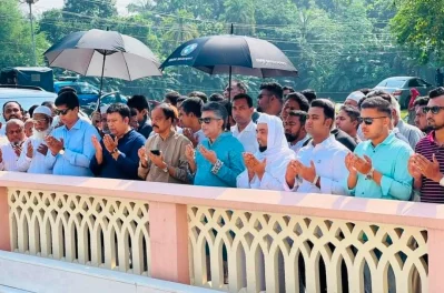 ইলিয়াস আহমেদ চৌধুরী (দাদা ভাইয়ের) কবর জিয়ারত করছেন চিফ হুইপসহ অতিথিবৃন্দরা