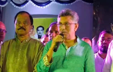 শনিবার রাতে শিবচর সার্বজনীন রাধা গোবিন্দ জিউর মন্দিরে শারদীয় দুর্গোৎসবের মহা সপ্তমীতে বক্তব্য রাখেন জাতীয় সংসদের চিফ হুইপ নূর-ই-আলম চৌধুরী। ছবি: ইত্তেফাক