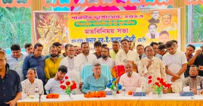 শনিবার রাতে শিবচর সার্বজনীন রাধা গোবিন্দ জিউর মন্দিরে শারদীয় দুর্গোৎসবের মহা সপ্তমীতে উপস্থিত ছিলেন জাতীয় সংসদের চিফ হুইপ নূর-ই-আলম চৌধুরী। ছবি: ইত্তেফাক
