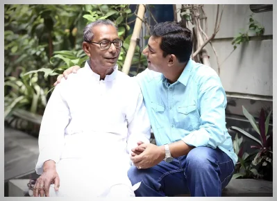 বাবার সঙ্গে চঞ্চল চৌধুরী। ছবি: সংগৃহীত