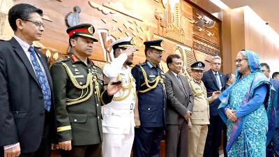 মঙ্গলবার বেলা ১১টার সময় রাজধানীর হযরত শাহজালাল আন্তর্জাতিক বিমানবন্দরে বেলজিয়ামের উদ্দেশে রওনা দেন প্রধানমন্ত্রী শেখ হাসিনা। এ সময় মুক্তিযুদ্ধ বিষয়ক মন্ত্রী আ ক ম মোজাম্মেল হক, আওয়ামী লীগের সাধারণ সম্পাদক এবং সড়ক পরিবহন ও সেতুমন্ত্রী ওবায়দুল কাদের, সংসদ উপনেতা মতিয়া চৌধুরীদের সঙ্গে সাক্ষাৎ করেন তিনি। ছবি: ফোকাস বাংলা