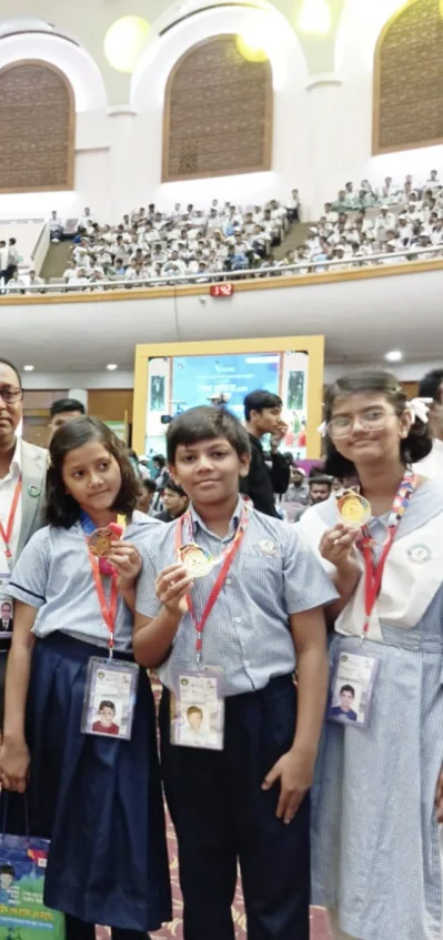 পুরস্কারপ্রাপ্ত শিক্ষার্থীরা। 