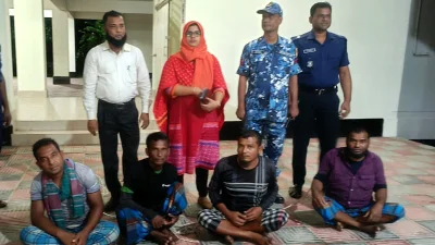 নিষেধাজ্ঞা অমান্য করে মা ইলিশ ধরায় আরও ৪ জনকে আটক করে সদর উপজেলা টাস্কফোর্স। ছবি: ইত্তেফাক