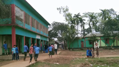 রাস্তার মধ্যে স্কুল থাকায় দুর্ঘটনার শিকার হতে শিক্ষার্থীরা। ছবি: ইত্তেফাক