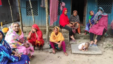 নিখোঁজ শাওনের পরিবার। ছবি: ইত্তেফাক
