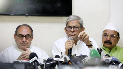 শুক্রবার জরুরি সংবাদ সম্মেলনে বক্তব্য রাখেন মির্জা ফখরুল ইসলাম আলমগীর। পাশে দলের স্থায়ী কমিটির সদস্য মির্জা আব্বাস ও গয়েশ্বর চন্দ্র রায়। ছবি: ফোকাস বাংলা