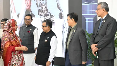 শুক্রবার বেলজিয়াম সফর থেকে রাজধানীর হযরত শাহজালাল আন্তর্জাতিক বিমানবন্দরে পৌঁছান প্রধানমন্ত্রী শেখ হাসিনা। এ সময় তাকে অভ্যর্থনা জানান আওয়ামী লীগ সাধারণ সম্পাদক এবং সড়ক পরিবহন ও সেতুমন্ত্রী ওবায়দুল কাদের, বেসামরিক বিমান ও পর্যটনমন্ত্রী মো. মাহবুব আলী। ছবি: ফোকাস বাংলা