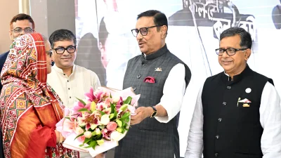 শুক্রবার বেলজিয়াম সফর থেকে রাজধানীর হযরত শাহজালাল আন্তর্জাতিক বিমানবন্দরে পৌঁছান প্রধানমন্ত্রী শেখ হাসিনা। এ সময় আওয়ামী লীগ সাধারণ সম্পাদক এবং সড়ক পরিবহন ও সেতুমন্ত্রী ওবায়দুল কাদেরের সঙ্গে উষ্ণ আলাপে লিপ্ত হন তিনি। ছবি: ফোকাস বাংলা