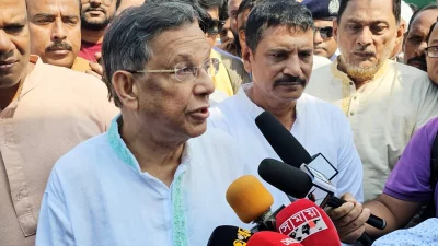 শুক্রবার সকালে নিজ সংসদীয় এলাকা আখাউড়া রেলওয়ে জংশন স্টেশনে সাংবাদিকদের প্রশ্নের জবাব দেন আইনমন্ত্রী আনিসুল হক। ছবি: ফোকাস বাংলা