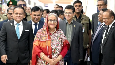 শুক্রবার বেলজিয়াম সফর থেকে রাজধানীর হযরত শাহজালাল আন্তর্জাতিক বিমানবন্দরে পৌঁছান প্রধানমন্ত্রী শেখ হাসিনা। ছবি: ফোকাস বাংলা