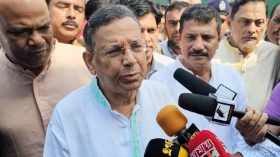 শুক্রবার সকালে নিজ সংসদীয় এলাকা আখাউড়া রেলওয়ে জংশন স্টেশনে সাংবাদিকদের প্রশ্নের জবাব দেন আইনমন্ত্রী আনিসুল হক। ছবি: ফোকাস বাংলা