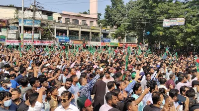 পুলিশের ব্যারিকেড ভেঙে সামনের দিকে যাওয়ার চেষ্টা করছেন জামায়াতে ইসলামীর নেতা-কর্মীরা। ছবি: ইত্তেফাক
