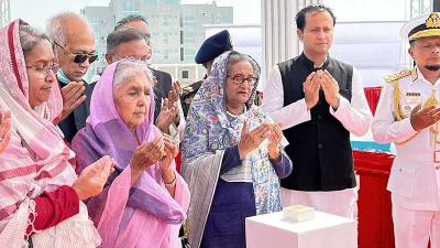 বঙ্গবন্ধু টানেল উদ্বোধন শেষে দোয়া-মোনাজাতরত প্রধানমন্ত্রী শেখ হাসিনা। ছবি: ফোকাস বাংলা