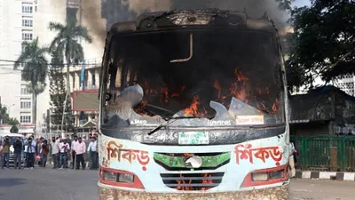 বায়তুল মোকাররমের সামনে দাউদাউ করে জ্বলতে থাকে আগুনের লেলিহান শিখা। এই আগুন কারা দিলো তা এখনও নিশ্চিত হওয়া যায়নি। ছবি: ফোকাস বাংলা