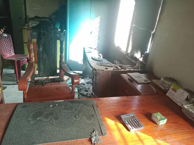সিরাজগঞ্জের এনায়েতপুরে আওয়ামী লীগ কার্যালয়ে দুর্বৃত্তদের আগুনে পুড়ে ছাই একাধিক আসবাব ও গুরুত্বপূর্ণ নথি। ছবি: ইত্তেফাক