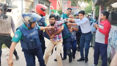 নাশকতার অভিযোগে বিএনপির দলীয় কার্যালয় থেকে মহানগর আহ্বায়ক ও সদস্য সচিবসহ তিনজনকে আটক করেছে পুলিশ। ছবি: ইত্তেফাক