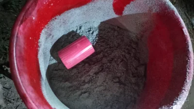 অবিস্ফোরিত ককটেল। ছবি: ইত্তেফাক