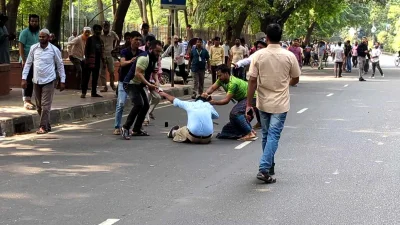 কাকরাইল মোড়ে দৈনিক ইত্তেফাকের মাল্টিমিডিয়া রিপোর্টার শেখ নাছেরের ওপর হামলা করা হয়।