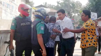 নাশকতার অভিযোগে বিএনপির দলীয় কার্যালয় থেকে মহানগর আহ্বায়ক ও সদস্য সচিবসহ তিনজনকে আটক করেছে পুলিশ। ছবি: ফোকাস বাংলা