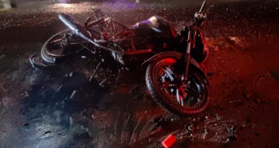 পুড়িয়ে দেওয়া মোটরসাইকেল। ছবি: ইত্তেফাক