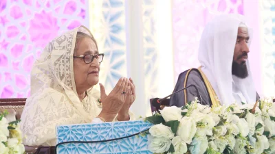 ষষ্ঠ পর্যায়ে দেশের ৫০টি মডেল মসজিদ উদ্বোধন শেষে দোয়া-মোনাজাতে অংশ নেন প্রধানমন্ত্রী শেখ হাসিনা। পাশে অনুষ্ঠানের বিশেষ অতিথি মসজিদে-আন-নববীর ইমামুল খতিব শায়খ আব্দুল্লাহ বিন আব্দুর রহমান। ছবি: ফোকাস বাংলা