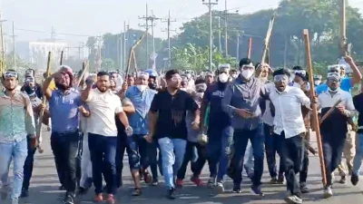 নারায়ণগঞ্জের আড়াইহাজারে লাঠিসোটা হাতে বিক্ষোভ করেন বিএনপি নেতাকর্মীরা। ছবি: ফোকাস বাংলা