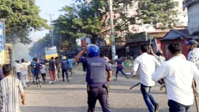 মঙ্গলবার কিশোরগঞ্জের ভৈরবে আওয়ামী লীগ ও বিএনপির সংঘর্ষ পরিস্থিতি নিয়ন্ত্রণে উপস্থিত হয় পুলিশ। ছবি: ফোকাস বাংলা