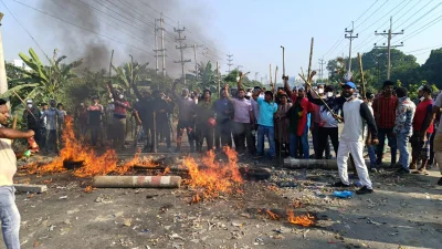 নারায়ণগঞ্জের আড়াইহাজারে আওয়ামী লীগ ও বিএনপি নেতাকর্মীদের মধ্যে সংঘর্ষ চলাকালীন আগুন জ্বালিয়ে শ্লোগান দেন বিএনপি নেতাকর্মীরা। ছবি: ইত্তেফাক