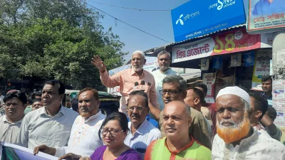 বিএনপি-জামায়াতের অবরোধে আগুন সন্ত্রাস ও নৈরাজ্যের প্রতিবাদে পাবনার ঈশ্বরদীতে সমাবেশ করে আওয়ামী লীগ। ছবি: ইত্তেফাক