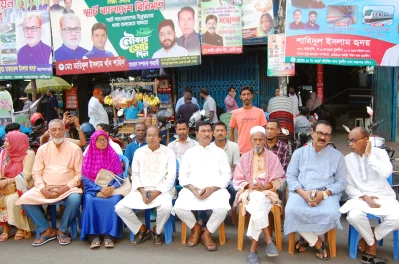 রাজধানীতে মৎস্যজীবী লীগ নেতা-কর্মীদের অবস্থান। ছবি: ফোকাস বাংলা