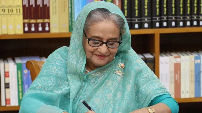 নিজের পে-কার্ডে স্বাক্ষর করেন প্রধানমন্ত্রী শেখ হাসিনা। ছবি: ফোকাস বাংলা