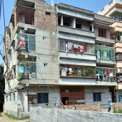 ঝালকাঠি সদর হাসপাতালের অ্যাম্বুলেন্স চালকের পাঁচতলা বাড়ি। ছবি: ইত্তেফাক 