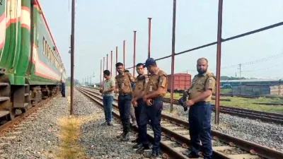পাবনার ঈশ্বরদীতে বোমার মতো বস্তুকে ঘিরে সতর্ক অবস্থানে রয়েছেন আইন-শৃঙ্খলা বাহিনীর সদস্যরা। ছবি: ফোকাস বাংলা