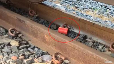 পাবনার ঈশ্বরদীতে বোমার মতো বস্তুকে ঘিরে স্থানীয়দের মধ্যে সৃষ্টি হয়েছে আতঙ্ক। ছবি: ফোকাস বাংলা