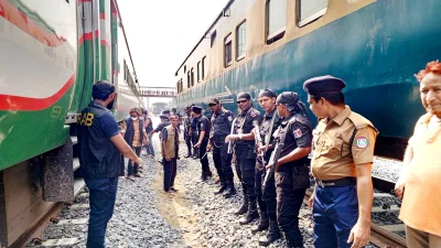 ঈশ্বরদী জংশনে বোমা পাওয়ার ঘটনায় সতর্ক অবস্থানে র&zwnj;্যাবসহ আইন-শৃঙ্খলা বাহিনীর সদস্যরা। ছবি: ইত্তেফাক