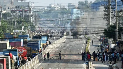 মজুরি বাড়ানোর দাবিতে গার্মেন্টস শ্রমিকদের সঙ্গে পুলিশের সংঘর্ষ। ছবি: মুনির উজ জামান