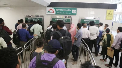 রোববার প্রথমদিনের মতো উত্তরা থেকে মতিঝিলে মেট্রোরেলে যেতে যাত্রীদের ভিড়। ছবি: ফোকাস বাংলা