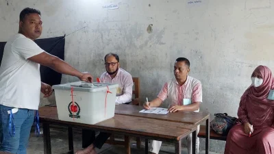 লক্ষ্মীপুরে উপনির্বাচনে ভোট দিচ্ছেন ভোটাররা। ছবি: ফোকাস বাংলা