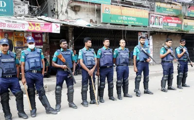 তালাবদ্ধ বিএনপির কেন্দ্রীয় কার্যালয়ের সামনে দলবেঁধে অবস্থান করছে পুলিশ। ছবি: ফোকাস বাংলা