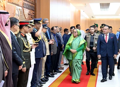 বিমানবন্দরে প্রধানমন্ত্রীকে বিদায়ী অভ্যর্থনা জানান সংশ্লিষ্টরা