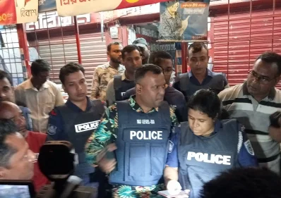 পুলিশের সামনে বিক্ষোভ করেন স্থানীয়রা