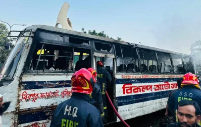 গুলিস্তানে বিকল্প অটো সার্ভিস পরিবহনের একটি যাত্রীবাহী বাসে অগ্নিসংযোগে
