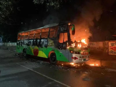 অবরোধ শুরুর আগে গতকাল রাজধানীতে বাসে আগুন দেওয়া হয়। ছবি: সংগৃহীত