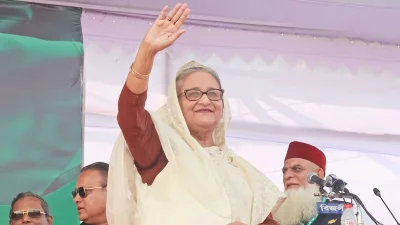 জনসভায় উপস্থিত নেতা-কর্মীদের হাত নেড়ে শুভেচ্ছা জানাচ্ছেন আওয়ামী লীগ সভাপতি ও প্রধানমন্ত্রী শেখ হাসিনা। ছবি: ফোকাস বাংলা
